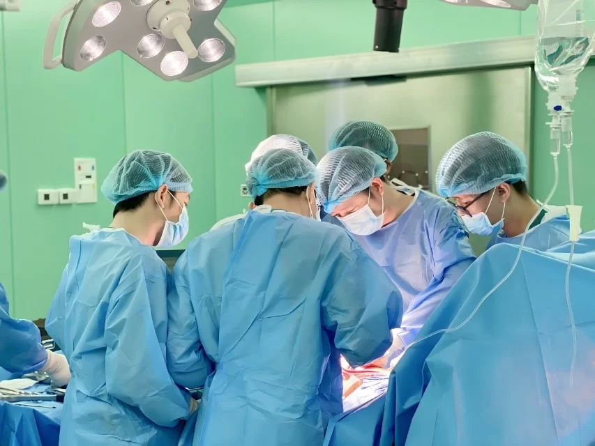 Bệnh viện Đại học Nam Cần Thơ kết hợp cùng bác sĩ chuyên gia chấn thương chỉnh hình Bệnh viện Trung ương Huế phẫu thuật thay khớp háng, giúp bệnh nhân chấm dứt cơn đau do hoại tử chỏm xương đùi.