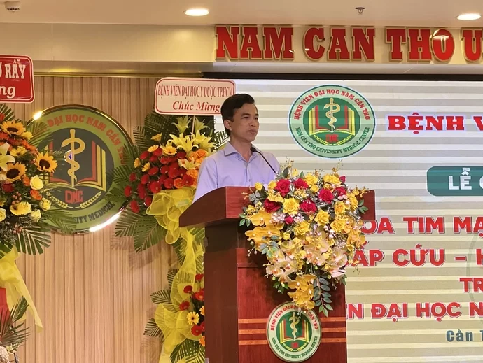 Đại diện lãnh đạo Sở Y tế TP Cần Thơ công bố quyết định thành lập khoa Tim mạch và Can thiệp tim mạch, khoa Cấp cứu – Hồi sức tích cực, chống độc thuộc Bệnh viện Đại học Nam Cần Thơ.