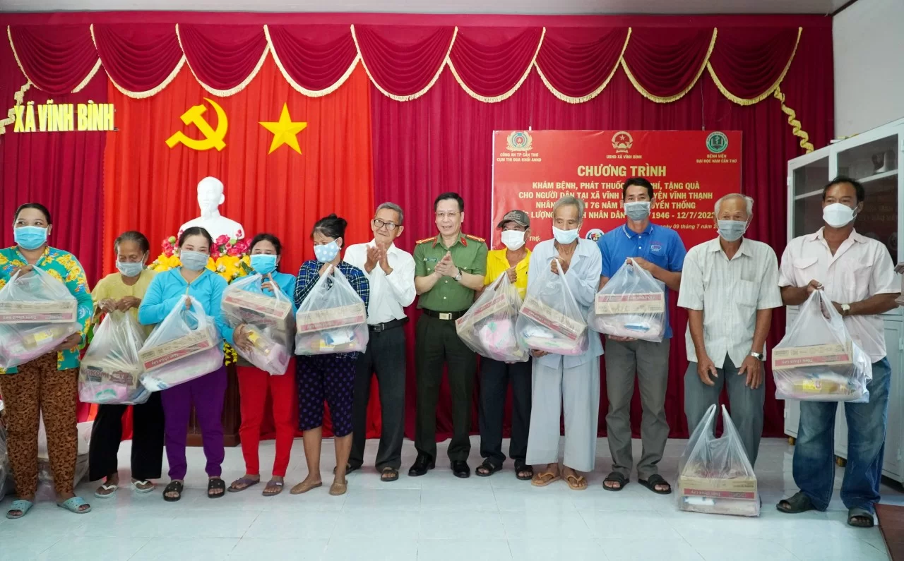 Báo Công an Nhân Dân đưa tin: Thăm khám, cấp thuốc, tặng quà người dân khó khăn 2 tc01 7