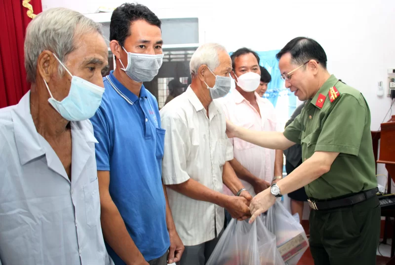 Báo Công an Nhân Dân đưa tin: Thăm khám, cấp thuốc, tặng quà người dân khó khăn 1 tc10 4