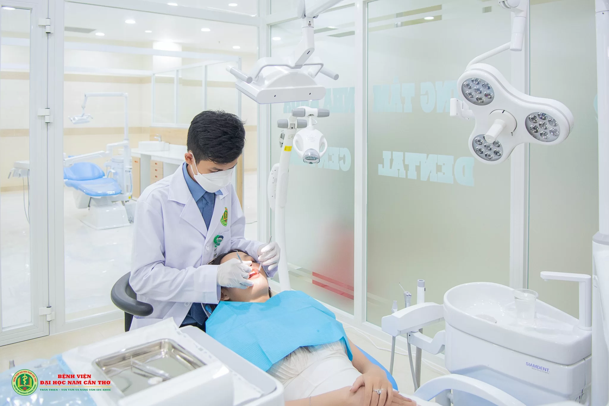 Bác sĩ khám răng cho bệnh nhân