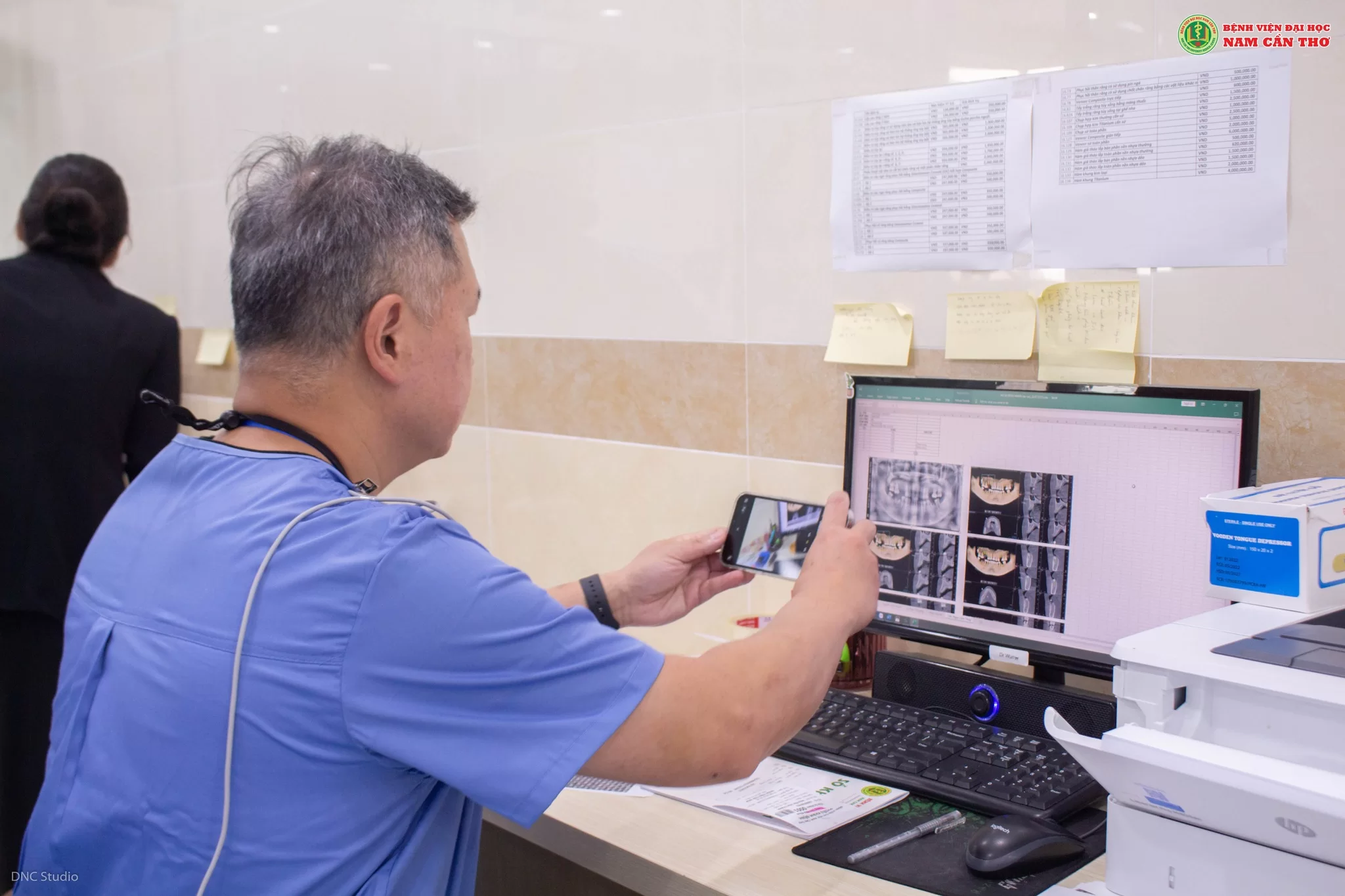 Bác sĩ chuẩn bị cấy ghép