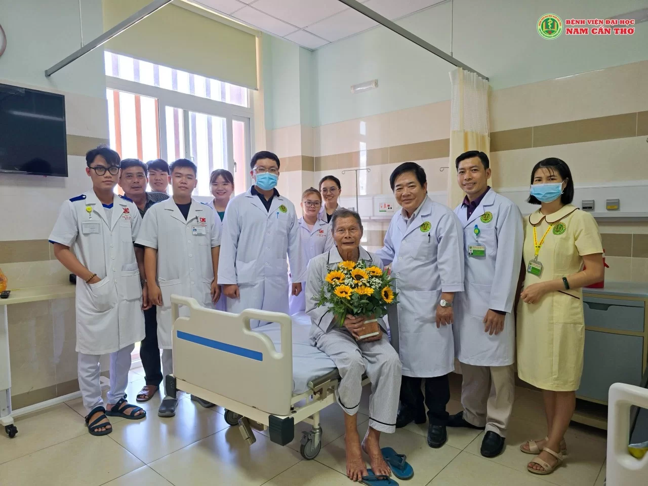 🌟 Phẫu thuật thay khớp háng là kỹ thuật thay thế khớp háng bị đau do tổn thương bệnh lý hoặc chấn thương bằng khớp háng nhân tạo. Thông thường, mổ thay khớp háng nhân tạo được chỉ định khi có tổn thương nặng ở khớp háng, gây ảnh hưởng nghiêm trọng tới sinh hoạt, học tập và lao động của người bệnh, nhất là vấn đề đau nhức và hạn chế vận động.🔰 Vừa qua, Bệnh viện Đại học Nam Cần Thơ vừa phẫu thuật thay khớp háng thành công cho ông V.V.B (92 tuổi, ngụ tại Sóc Trăng). Bệnh nhân vào viện với tình trạng đau khớp háng phải, được biết bệnh nhân bị té chấn thương háng (P) cách đây 2 tháng, có điều trị tại các cơ sở y tế ở địa phương nhưng không thuyên giảm, tình trạng bệnh vẫn còn đau nhức nhiều, không đi lại được, chỉ ngồi và sinh hoạt tại giường với sự hỗ trợ của người nhà. Do nằm lâu tại chỗ nên bệnh nhân có biểu hiện viêm đỏ vùng thắt lưng và bệnh không đáp ứng với điều trị nội khoa nên đã đến khám và nhập viện tại Bệnh viện Đại học Nam Cần Thơ.

🔰 Sau khi nhập viện, bệnh nhân được các bác sĩ chẩn đoán gãy cổ xương đùi (P) và chỉ định phẫu thuật thay khớp háng nhân tạo bán phần. Do cụ ông lớn tuổi, thể trạng kém và có các bệnh nền kèm theo như: huyết áp, tim thiếu máu cục bộ và đặc biệt là rung nhĩ. Nhờ sự phối hợp giữa các chuyên khoa và sự đồng ý của người nhà, các bác sĩ Khoa Ngoại Bệnh viện Đại học Nam Cần Thơ đã tiến hành phẫu thuật cho bệnh nhân. 

🔰 Chỉ sau 4 ngày sau phẫu thuật, bệnh nhân đã có thể đi lại bằng khung tập, chấm dứt tình trạng 2 tháng ngồi một chỗ,  gần 1 tuần điều trị tích cực, bệnh nhân đã được xuất viện trong tình trạng sức khỏe tốt, vận động thuận lợi hơn.
Bệnh viện Đại học Nam Cần Thơ 
THÂN THIỆN – TẬN TÂM VÀ NÂNG TẦM SỨC KHỎE
--------- 🏥 --------- 🏥 ---------
🏢 Địa chỉ: Số 168, đường song hành Quốc lộ 1A, khu Dân cư Hồng Loan, P. Hưng Thạnh, Q. Cái Răng, TP. Cần Thơ
☎ Tổng đài cấp cứu: 02923.686.115 
☎ Tổng đài Chăm sóc Khách hàng: 0907.365.115
☎ Điện thoại hành chính: 02923.886.168
💻 Website: www.benhviendhnct.com.vn
📱 TikTok: https://www.tiktok.com/@benhviendaihocnamcantho
PHẪU THUẬT THAY KHỚP HÁNG AN TOÀN, HIỆU QUẢ CHO BỆNH NHÂN 92 TUỔI TẠI Bệnh viện Đại học Nam Cần Thơ