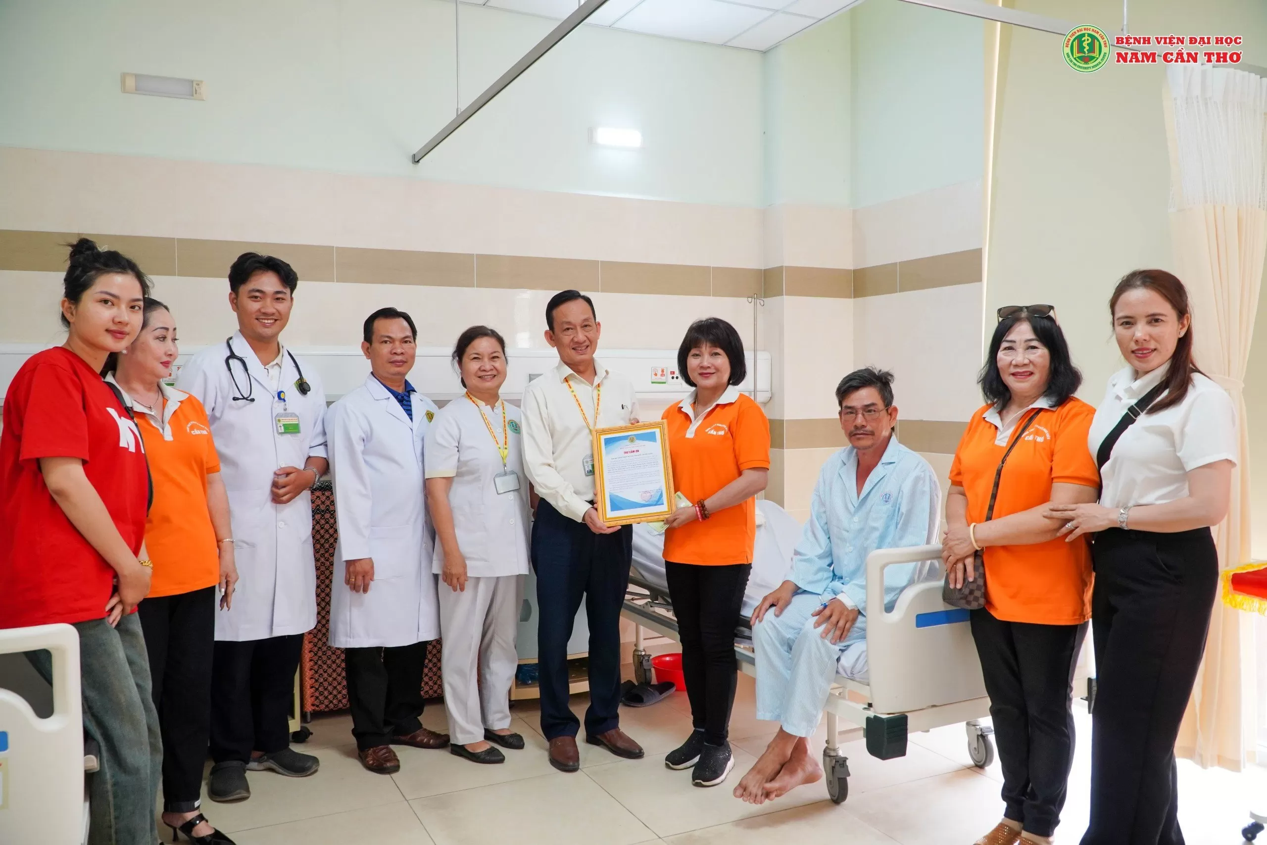 HOẠT ĐỘNG HƯỚNG VỀ CỘNG ĐỒNG – Bệnh viện Đại học Nam Cần Thơ VÀ CÁC MẠNH THƯỜNG QUÂN TRAO KINH PHÍ HỖ TRỢ BỆNH NHÂN