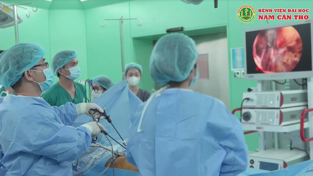 Ekip thực hiện ca phẫu thuật cho bệnh nhân