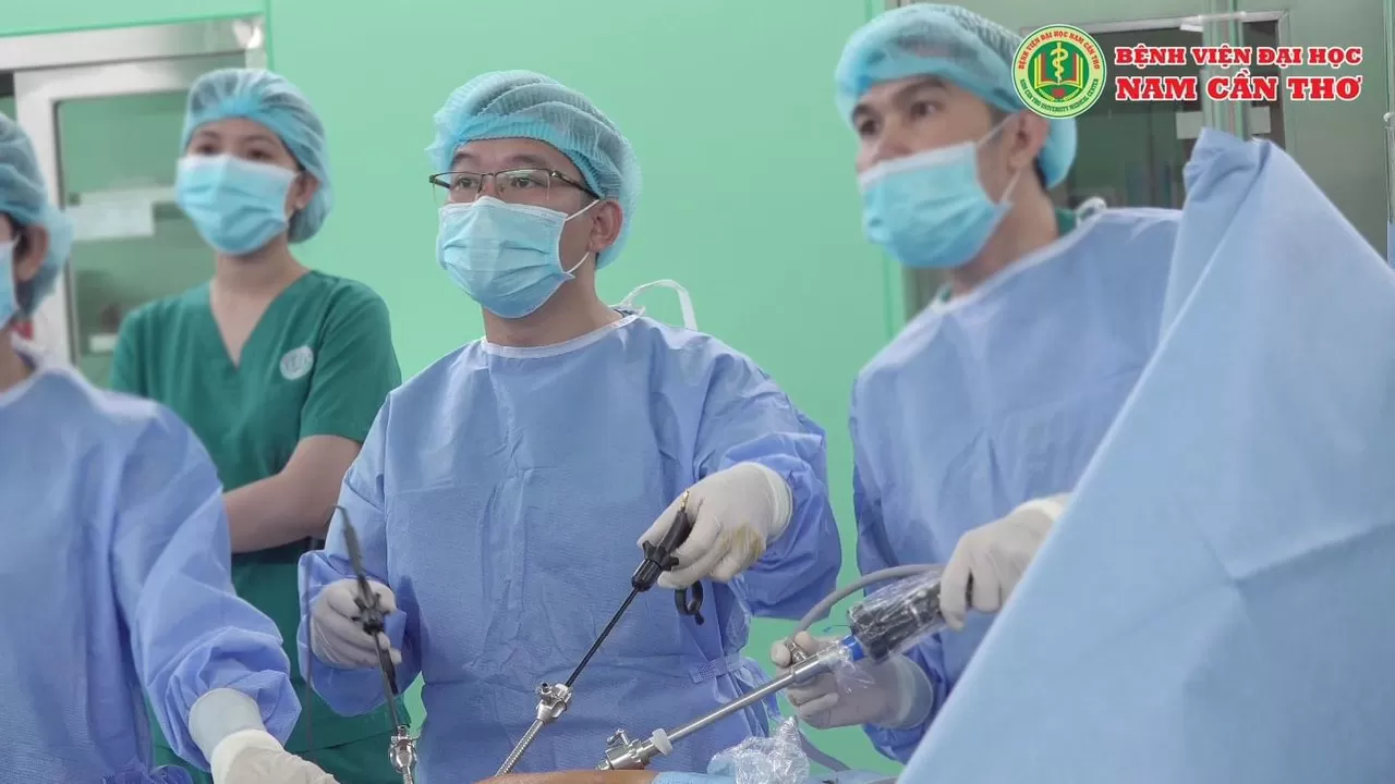 Bệnh viện Đại học Nam Cần Thơ phối hợp cùng chuyên gia Bệnh viện Trung ương Huế đã phẫu thuật nội soi thành công cho một trường hợp thoát vị bẹn tái phát nặng.