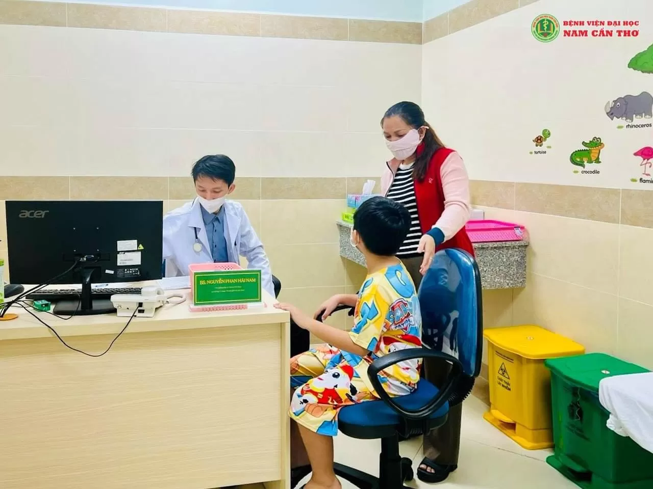 Bác sĩ tại Bệnh Viện Đại Học Nam Cần Thơ thăm khám cho trẻ Bác sĩ tại Bệnh Viện Đại Học Nam Cần Thơ thăm khám cho trẻ