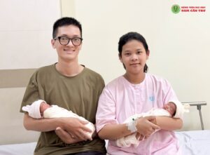 Nụ cười hạnh phúc khi được nhân đôi của gia đình Chị Bùi Trúc Phương và anh Trần Hoàng Việt chia sẽ cùng Bệnh viện Đại học Nam Cần Thơ 
