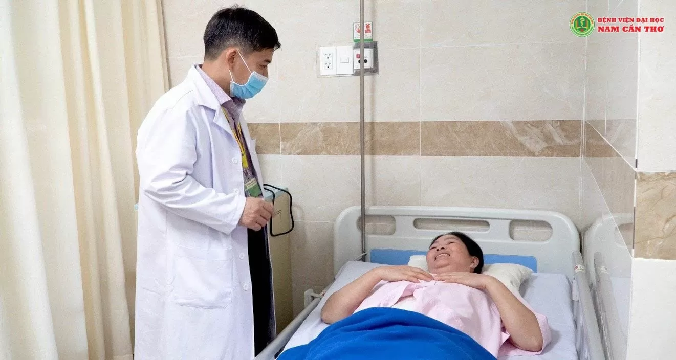 BS CKI Nguyễn Duy Tú đang thăm khám, dặn dò bệnh nhân 1 số lưu ý trước khi xuất viện