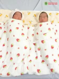 Hình ảnh Bé Chery và Kiwi đang cười duyên được gia đình chia sẽ cùng Bệnh viện Đại học Nam Cần Thơ