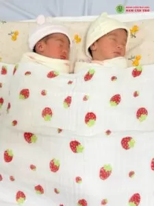 Hình ảnh Bé Cherry và bé KiWi đang ngủ được gia đình chia sẽ cùng Bệnh viện Đại học Nam Cần Thơ 