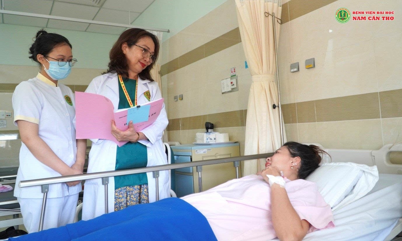 Bs CKII Nguyễn Thị Huệ- thăm khám, tư vấn cho bệnh nhân