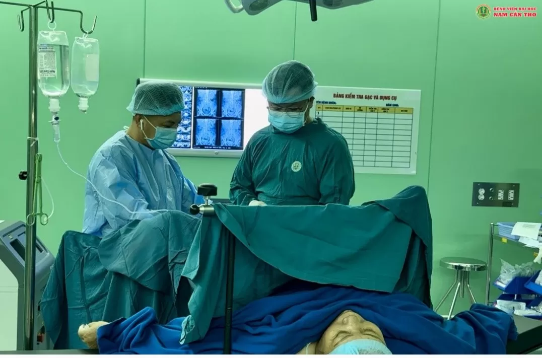 Ảnh Bác sĩ đang phẫu thuật cho bệnh nhân T