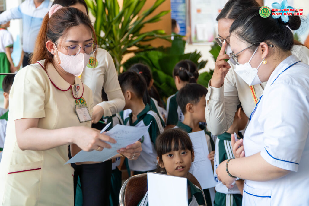 BỆNH VIỆN ĐẠI HỌC NAM CẦN THƠ KHÁM SỨC KHỎE HỌC SINH TRƯỜNG TIỂU HỌC TRẦN HOÀNG NA