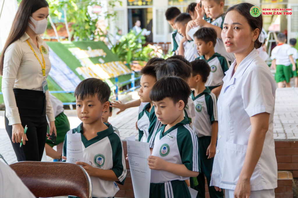 BỆNH VIỆN ĐẠI HỌC NAM CẦN THƠ KHÁM SỨC KHỎE HỌC SINH TRƯỜNG TIỂU HỌC TRẦN HOÀNG NA