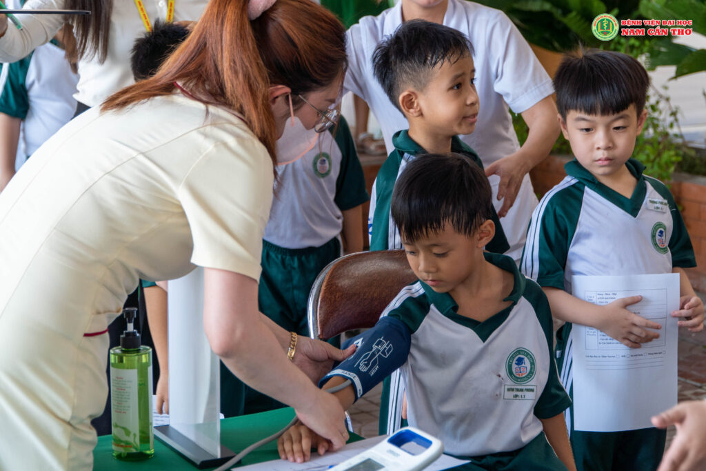 BỆNH VIỆN ĐẠI HỌC NAM CẦN THƠ KHÁM SỨC KHỎE HỌC SINH TRƯỜNG TIỂU HỌC TRẦN HOÀNG NA