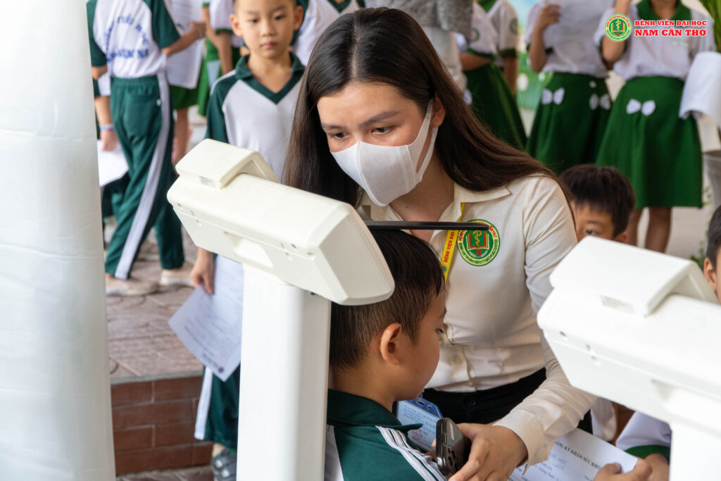 BỆNH VIỆN ĐẠI HỌC NAM CẦN THƠ KHÁM SỨC KHỎE HỌC SINH TRƯỜNG TIỂU HỌC TRẦN HOÀNG NA