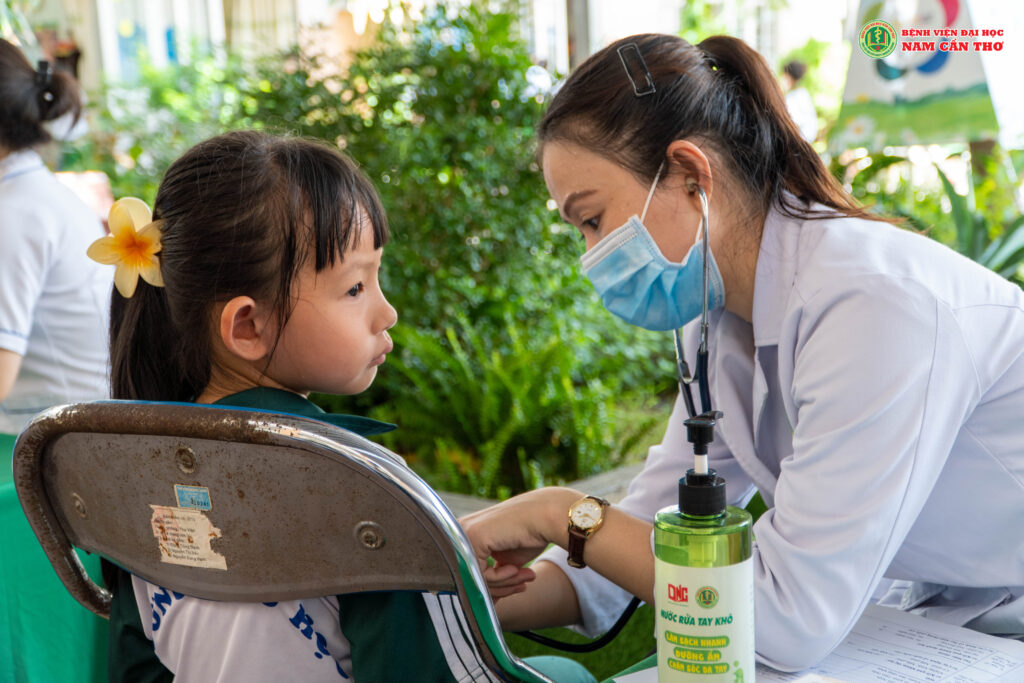 BỆNH VIỆN ĐẠI HỌC NAM CẦN THƠ KHÁM SỨC KHỎE HỌC SINH TRƯỜNG TIỂU HỌC TRẦN HOÀNG NA