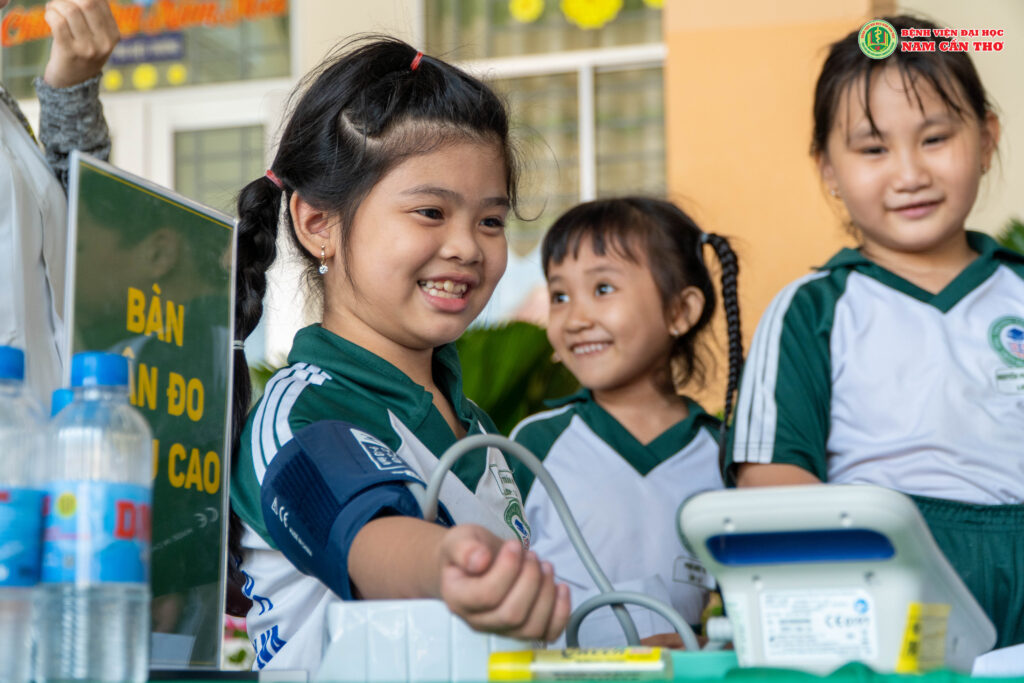 BỆNH VIỆN ĐẠI HỌC NAM CẦN THƠ KHÁM SỨC KHỎE HỌC SINH TRƯỜNG TIỂU HỌC TRẦN HOÀNG NA