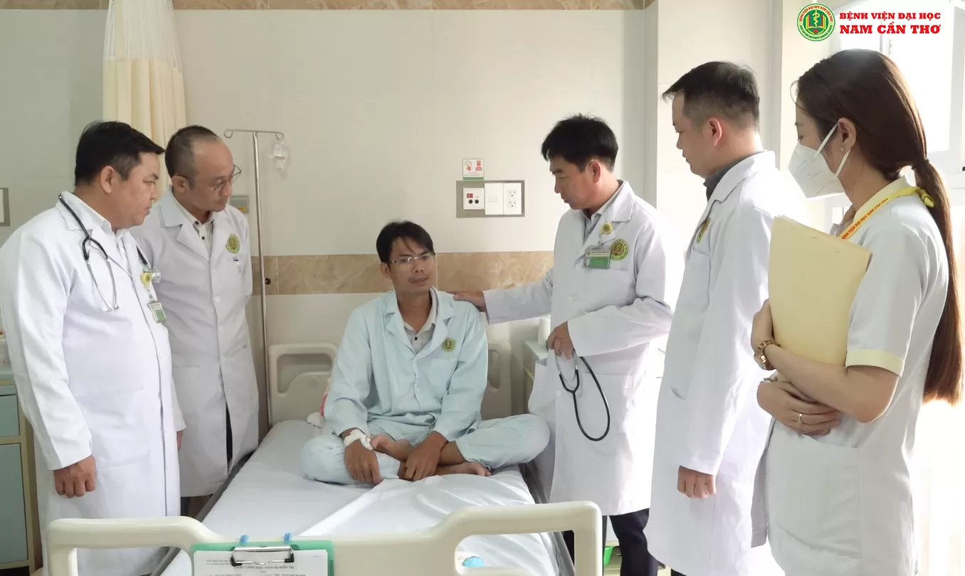 Ảnh: BS CKII Ngô Nhất Linh và các bs thăm khám cho BN sau phẫu thuật