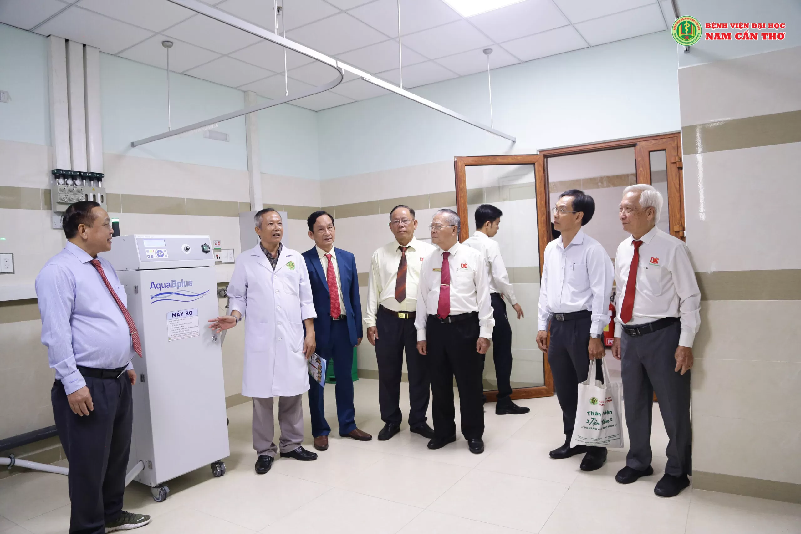 ( Lãnh đạo tham quan hệ thống lọc nước RO - Ảnh: Chí Bảo)