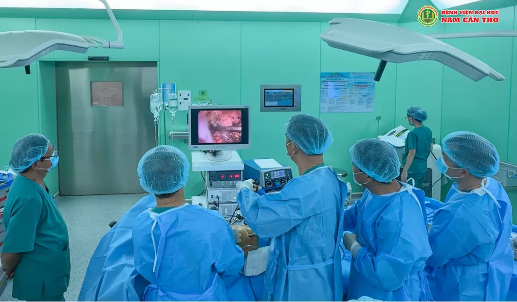 Ảnh: Êkip phẫu thuật nội soi lồng ngực cắt u trên phổi phải