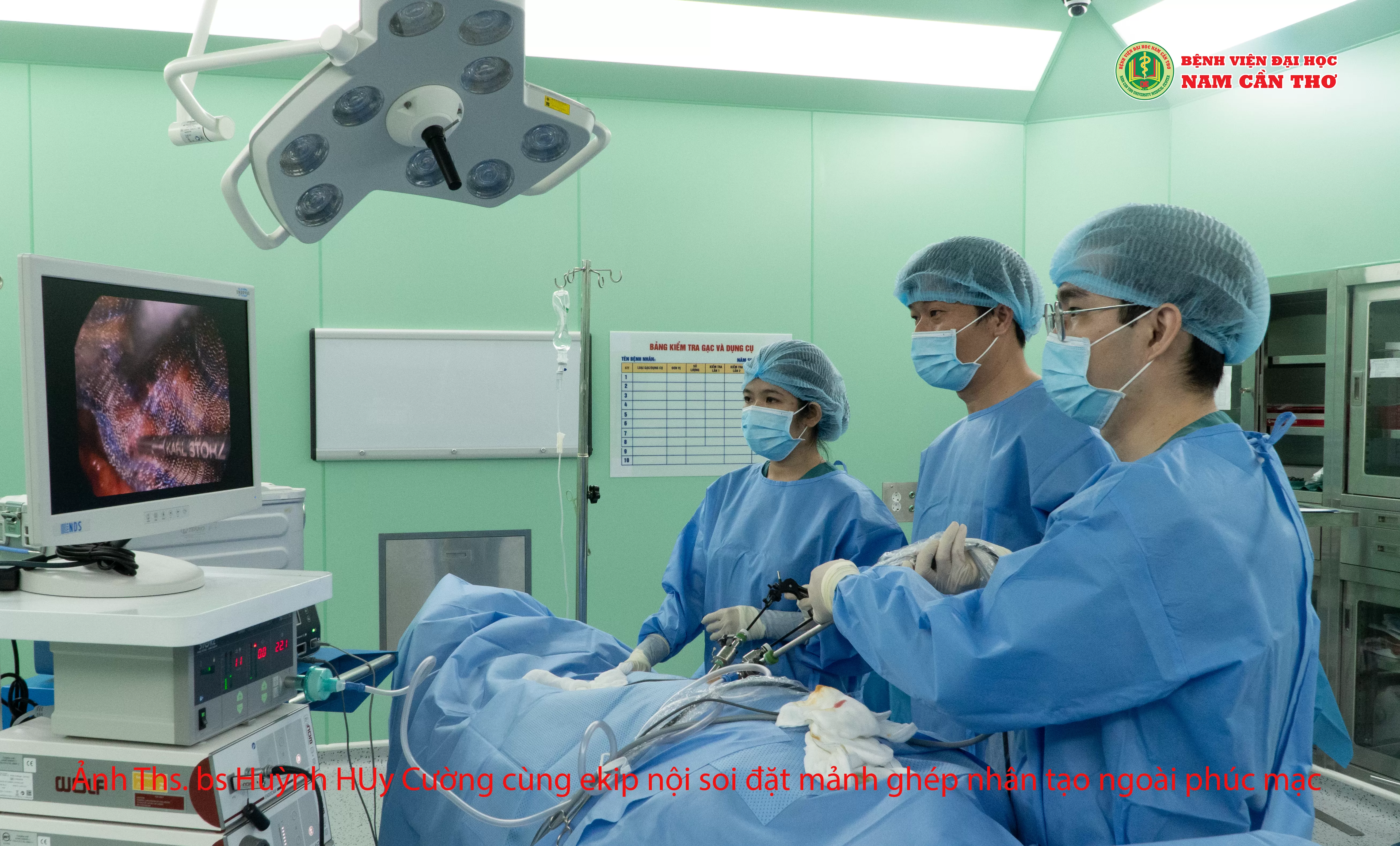 PHẪU THUẬT NỘI SOI ĐẶT MẢNH GHÉP NHÂN TẠO CHO BỆNH NHÂN BỊ THOÁT VỊ BẸN