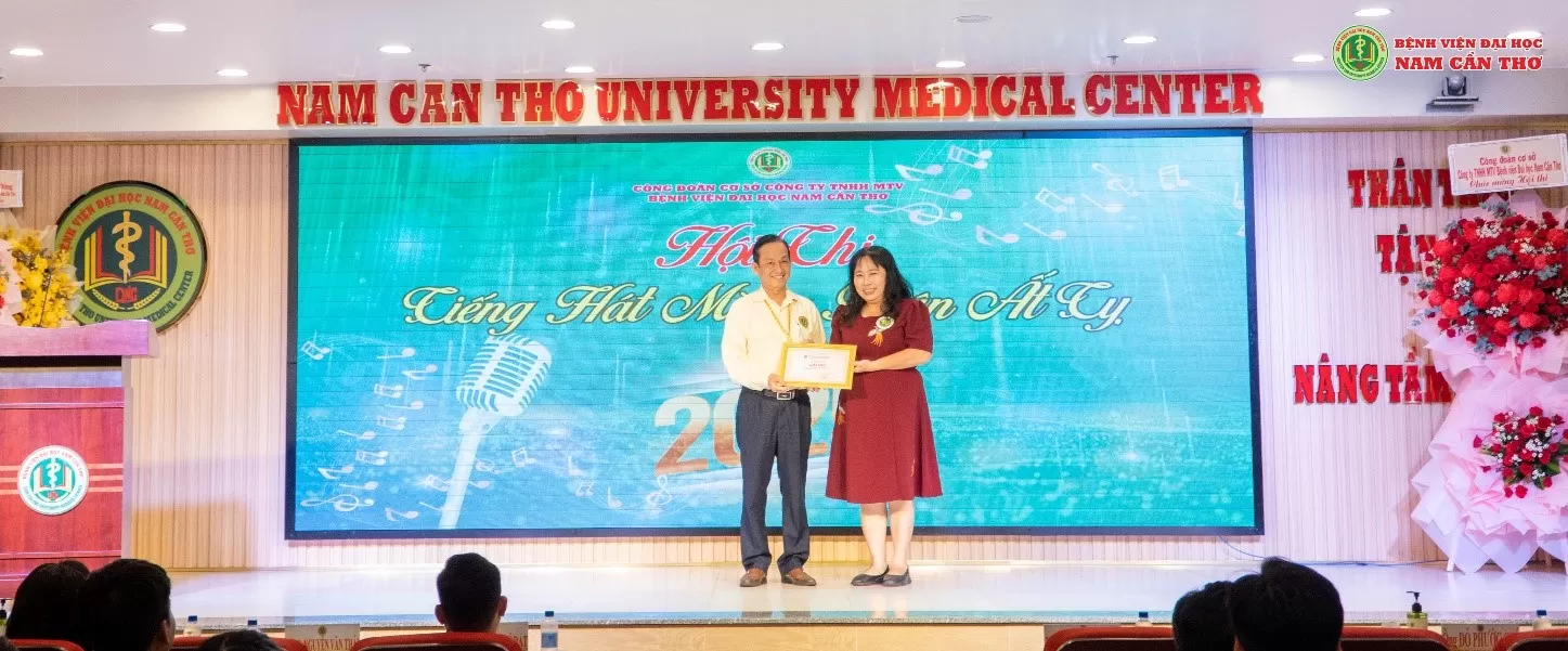 Giải Nhì: Tiết mục đơn ca “Điệp khúc mừng xuân” – Nguyễn Thu Thủy