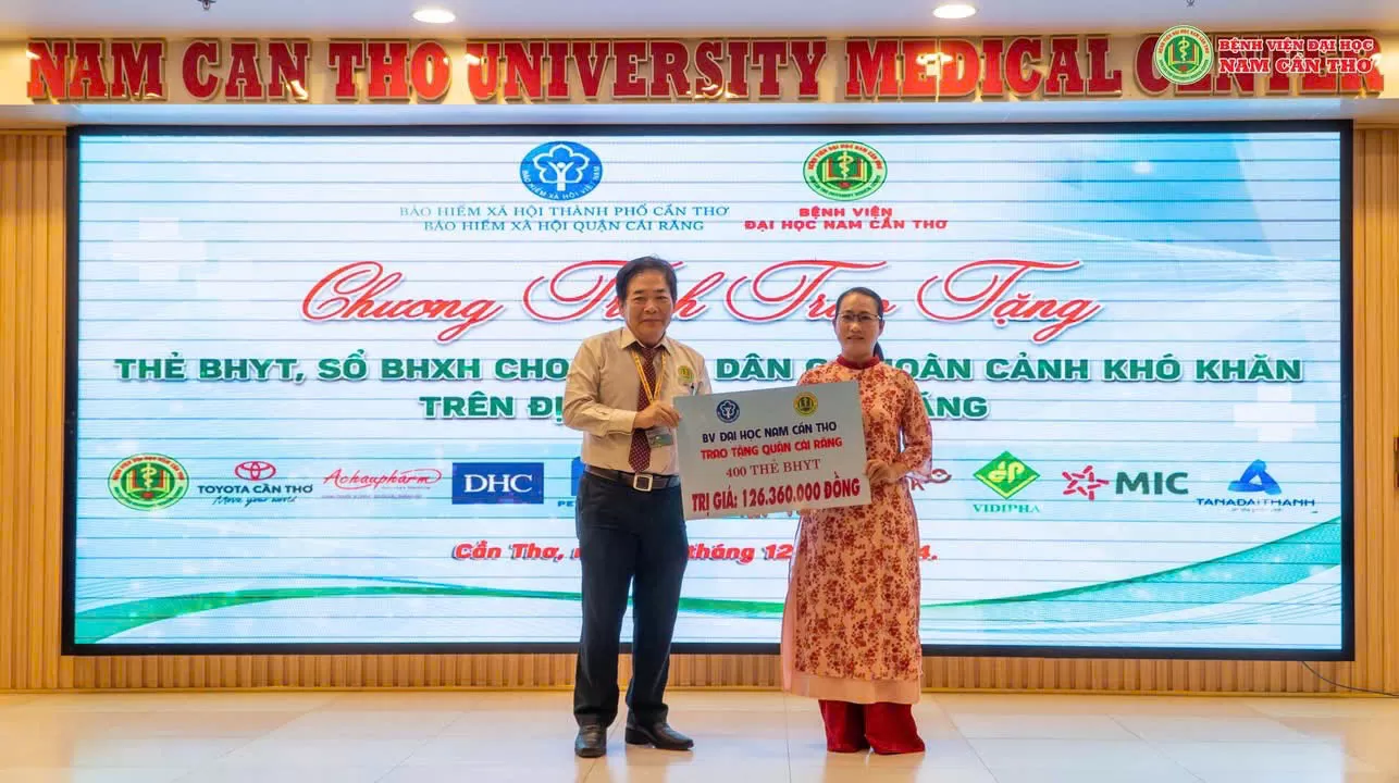 NHƯ MỘT LỜI TRI ÂN SÂU SẮC: Bệnh viện Đại học Nam Cần Thơ TRAO TẶNG 400 THẺ BHYT CHO BÀ CON QUẬN CÁI RĂNG