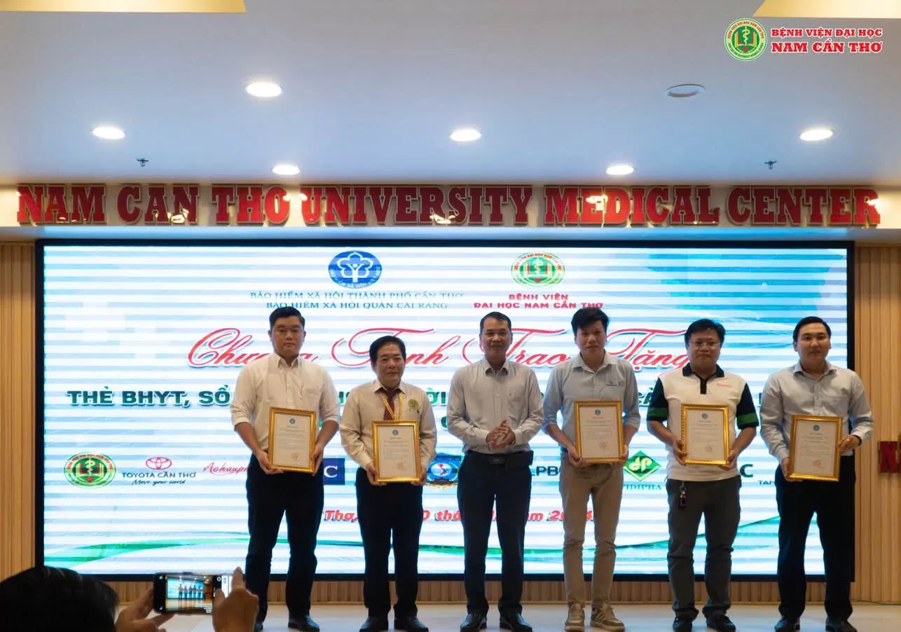 NHƯ MỘT LỜI TRI ÂN SÂU SẮC: Bệnh viện Đại học Nam Cần Thơ TRAO TẶNG 400 THẺ BHYT CHO BÀ CON QUẬN CÁI RĂNG