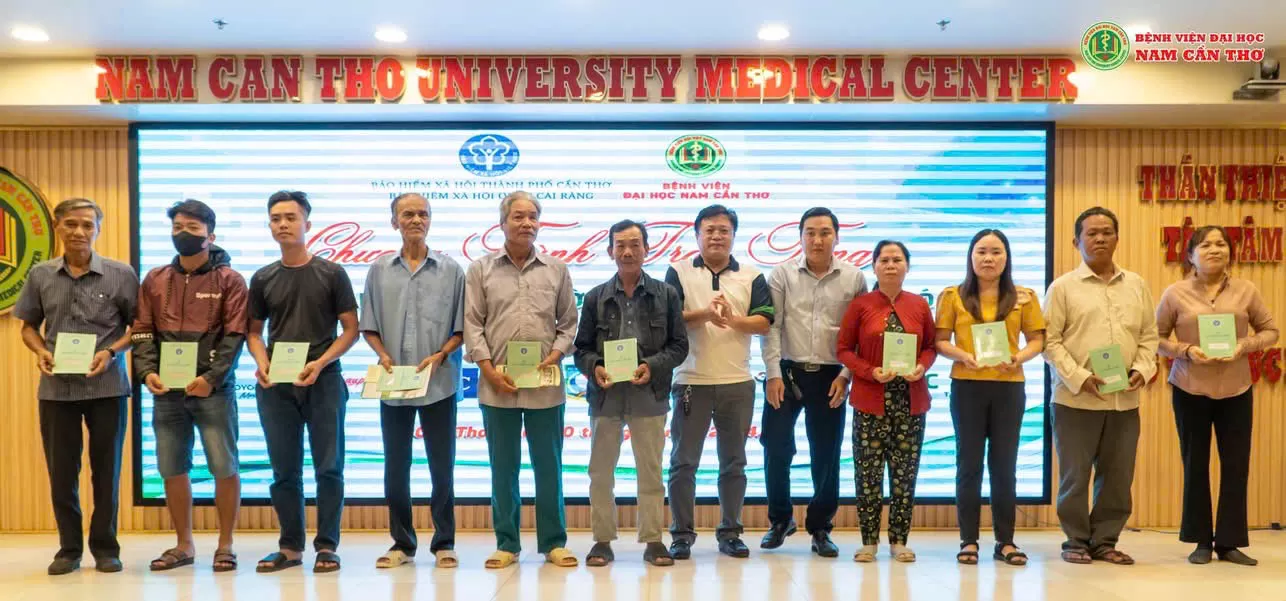 NHƯ MỘT LỜI TRI ÂN SÂU SẮC: Bệnh viện Đại học Nam Cần Thơ TRAO TẶNG 400 THẺ BHYT CHO BÀ CON QUẬN CÁI RĂNG