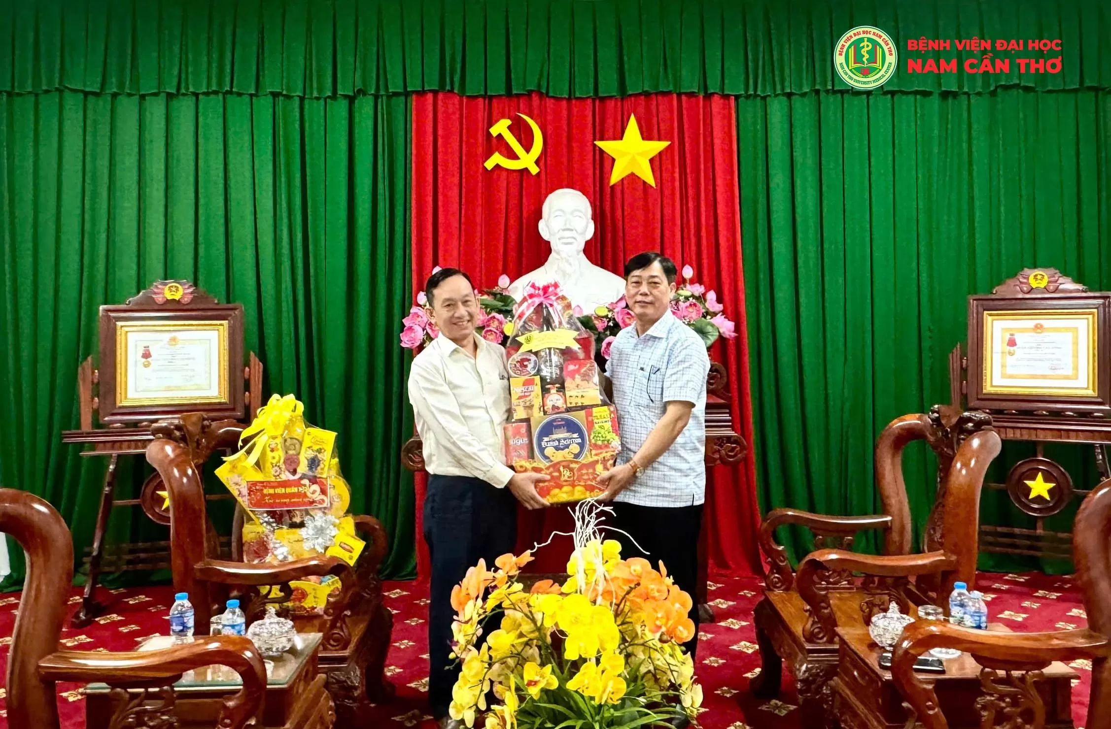 Ảnh: Ts. Bs Nguyễn Văn Thái- P Giám đốc BV ĐH Nam Cần Thơ đến thăm chúc Tết BHXH Thành Phố Cần Thơ