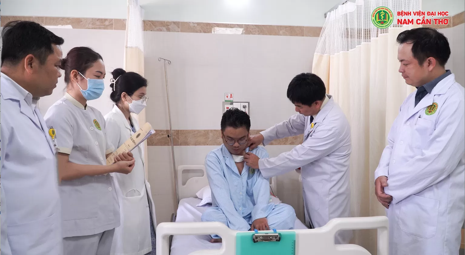 PHẪU THUẬT ĐIỀU TRỊ BƯỚU GIÁP ĐA NHÂN HAI THÙY TO