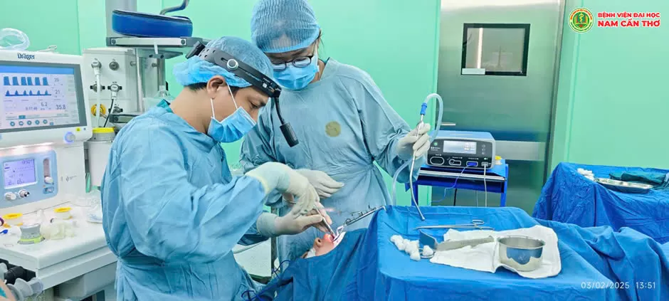 VIÊM AMIDAN TÁI PHÁT NHIỀU LẦN – DẤU HIỆU CẢNH BÁO BẠN CẦN PHẪU THUẬT NGAY 1 VIÊM AMIDAN TÁI PHÁT NHIỀU LẦN – DẤU HIỆU CẢNH BÁO BẠN CẦN PHẪU THUẬT NGAY