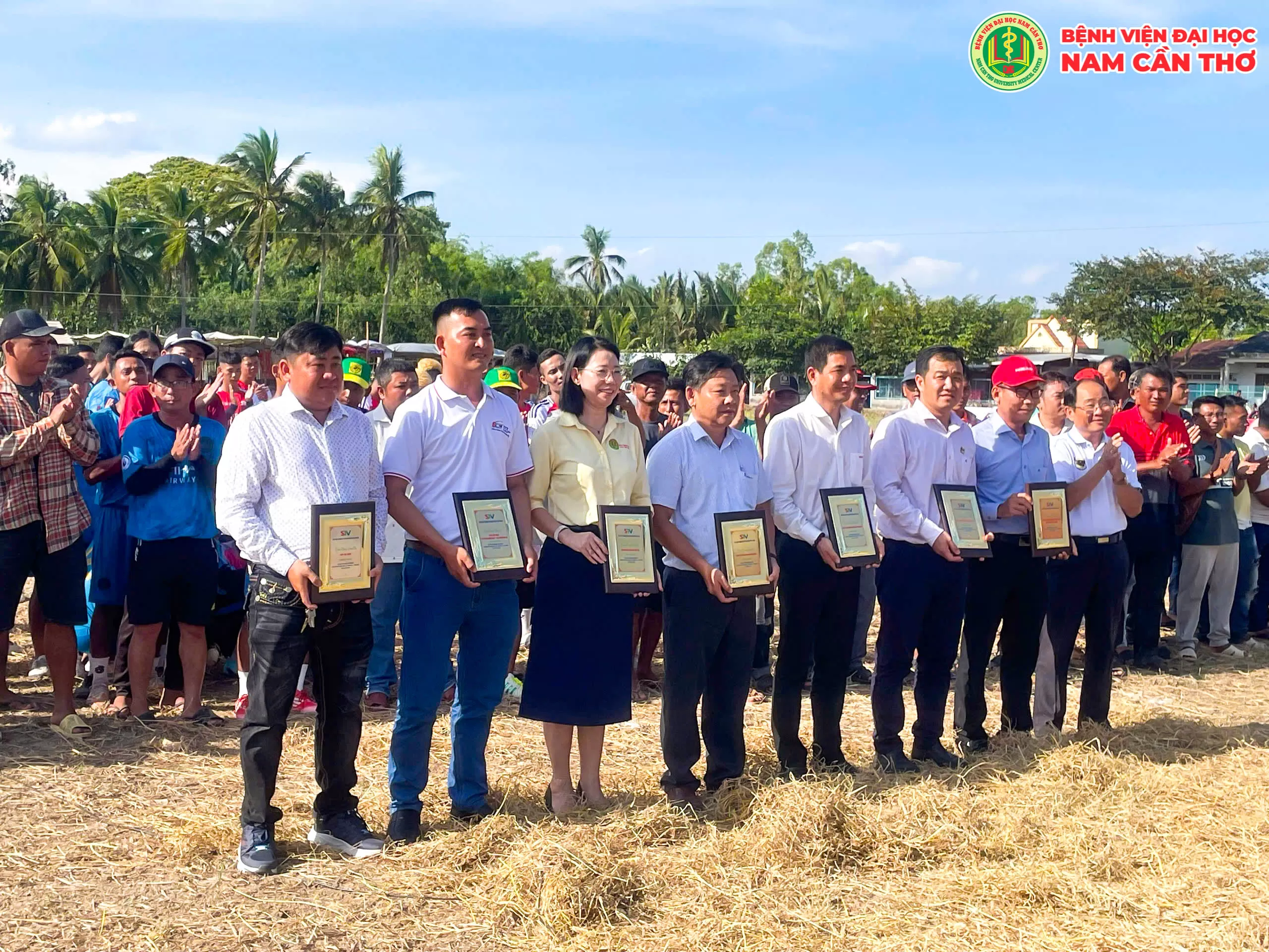 BỆNH VIỆN ĐẠI HỌC NAM CẦN THƠ HÂN HẠNH ĐỒNG HÀNH CÙNG GIẢI BÓNG ĐÁ NÔNG DÂN KHMER 2025