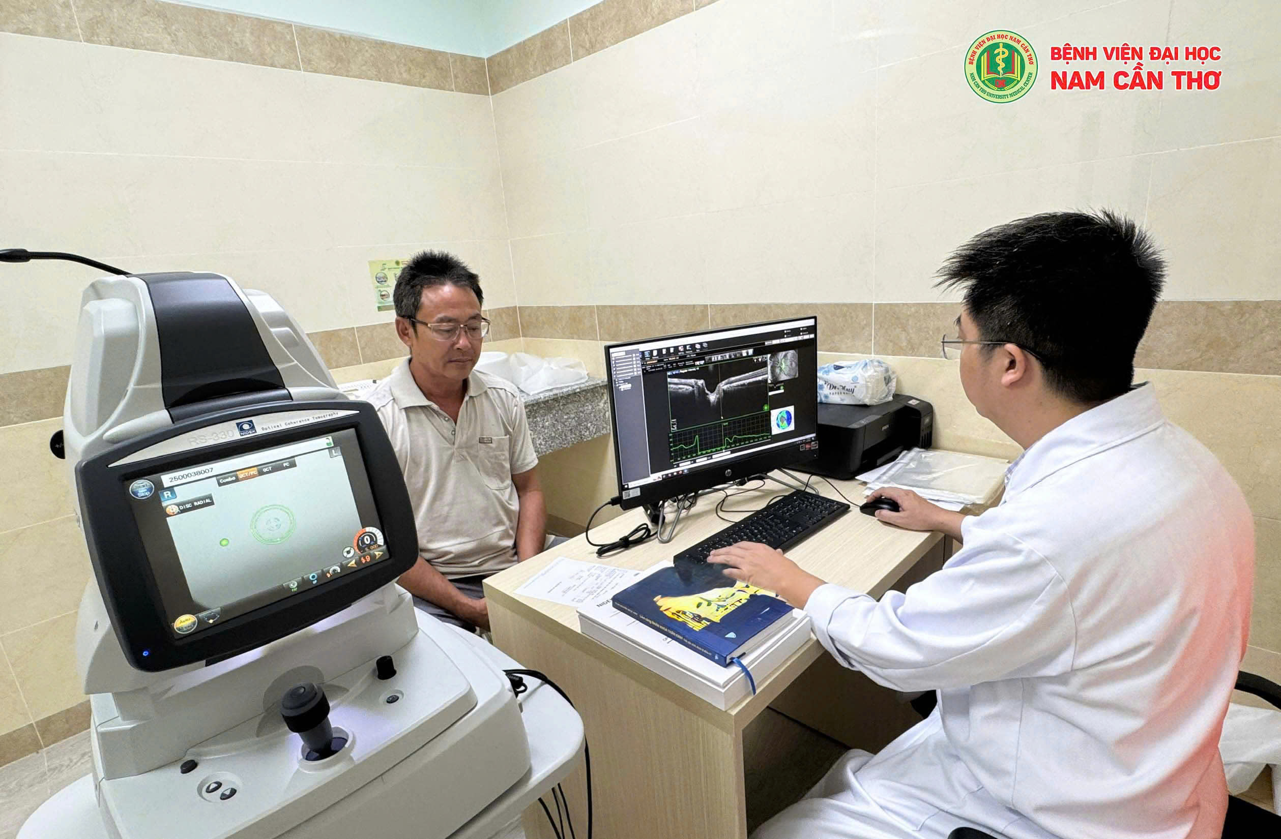 Hình: Đang chụp từ máy chụp cắt lớp quang học OCT