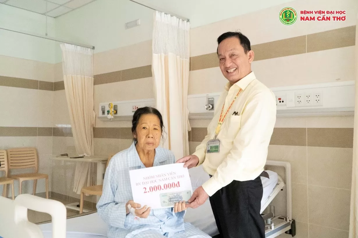 Ban Lãnh đạo Bệnh viện trao kinh phí hỗ trợ bệnh nhân