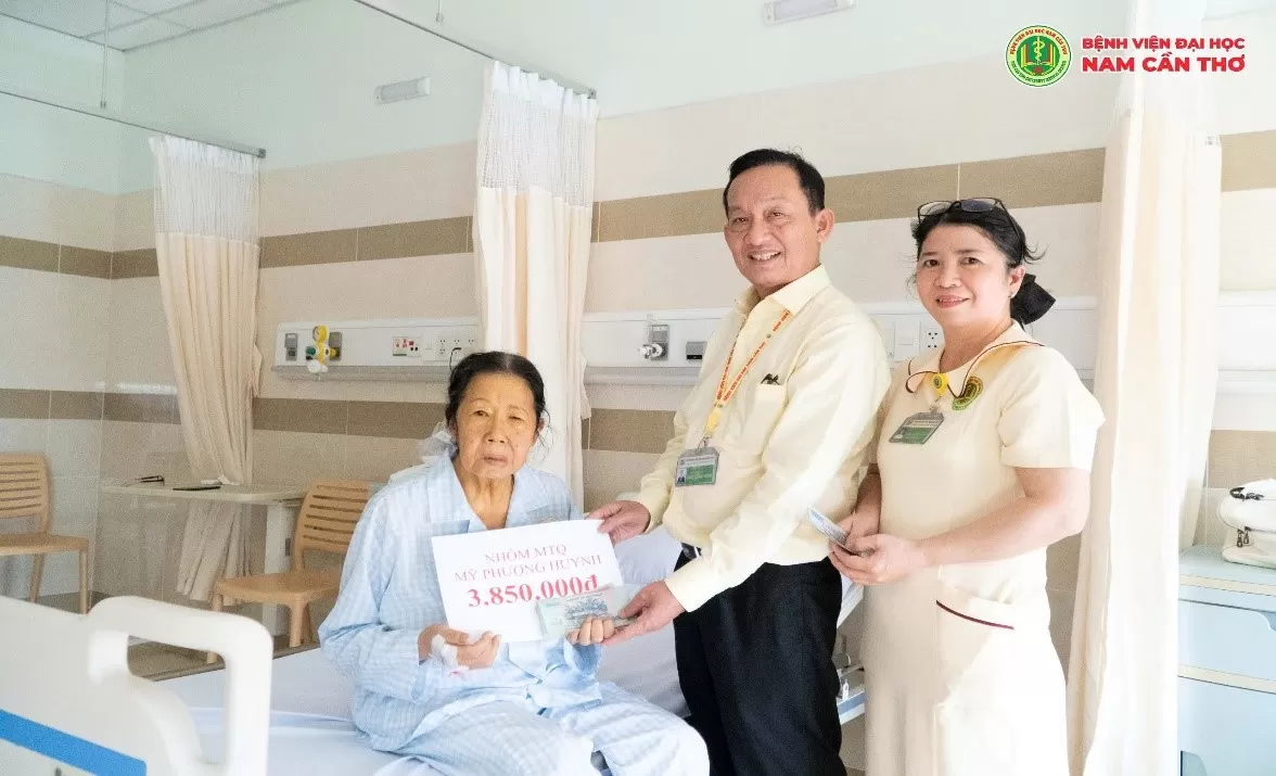 Ban Lãnh đạo Bệnh viện trao kinh phí hỗ trợ bệnh nhân