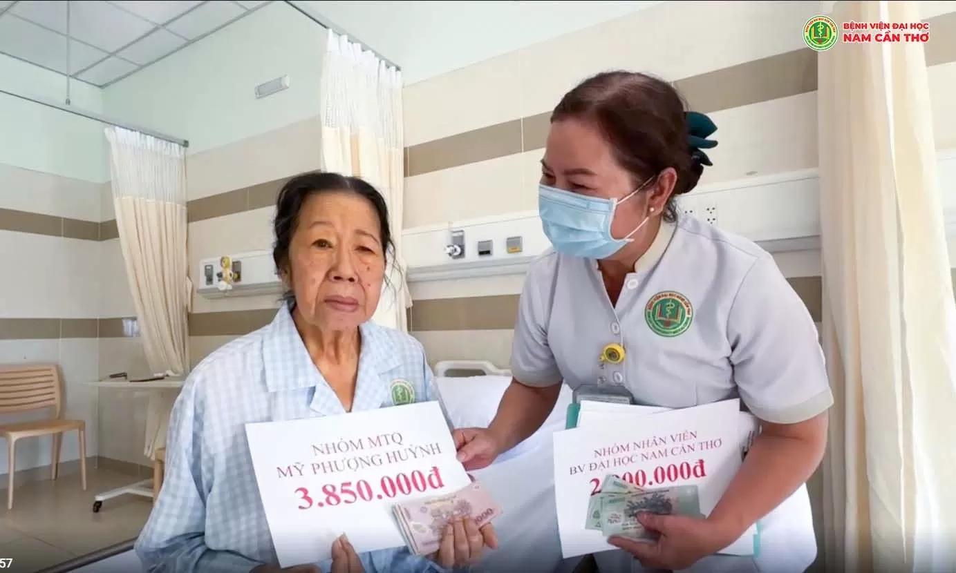 Cô Nguyễn Thị Lợt – Đại diện Nhóm mạnh thường quân Mỹ Phương Huỳnh trao kinh phí hỗ trợ bệnh nhân