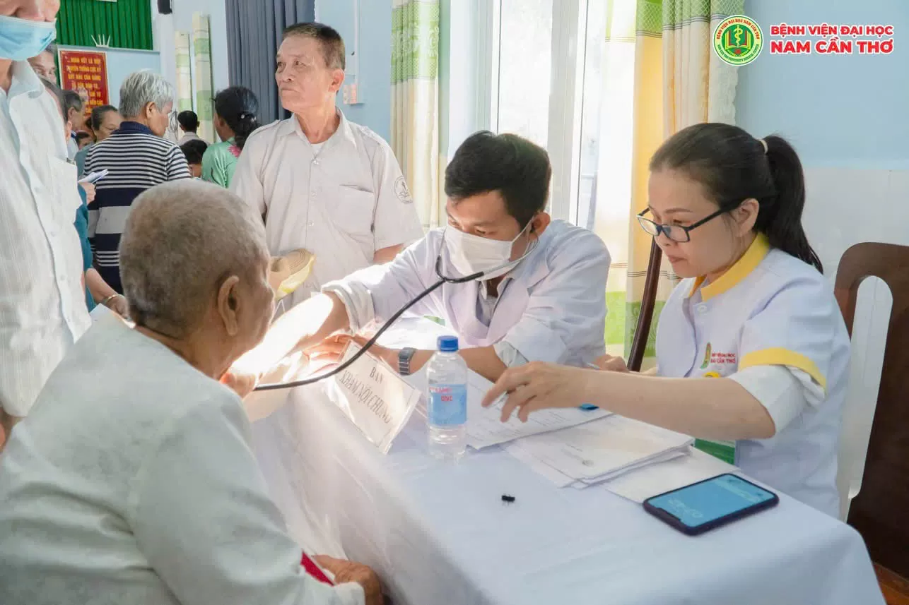 CỤC AN NINH CHÍNH TRỊ NỘI BỘ - BỘ CÔNG AN PHỐI HỢP CÔNG AN TP CẦN THƠ, BỆNH VIỆN ĐẠI HỌC NAM CẦN THƠ & BỆNH VIỆN ĐA KHOA XANH PÔN KHÁM BỆNH, CẤP PHÁT THUỐC MIỄN PHÍ CHO BÀ CON NGHÈO HUYỆN THỚI LAI