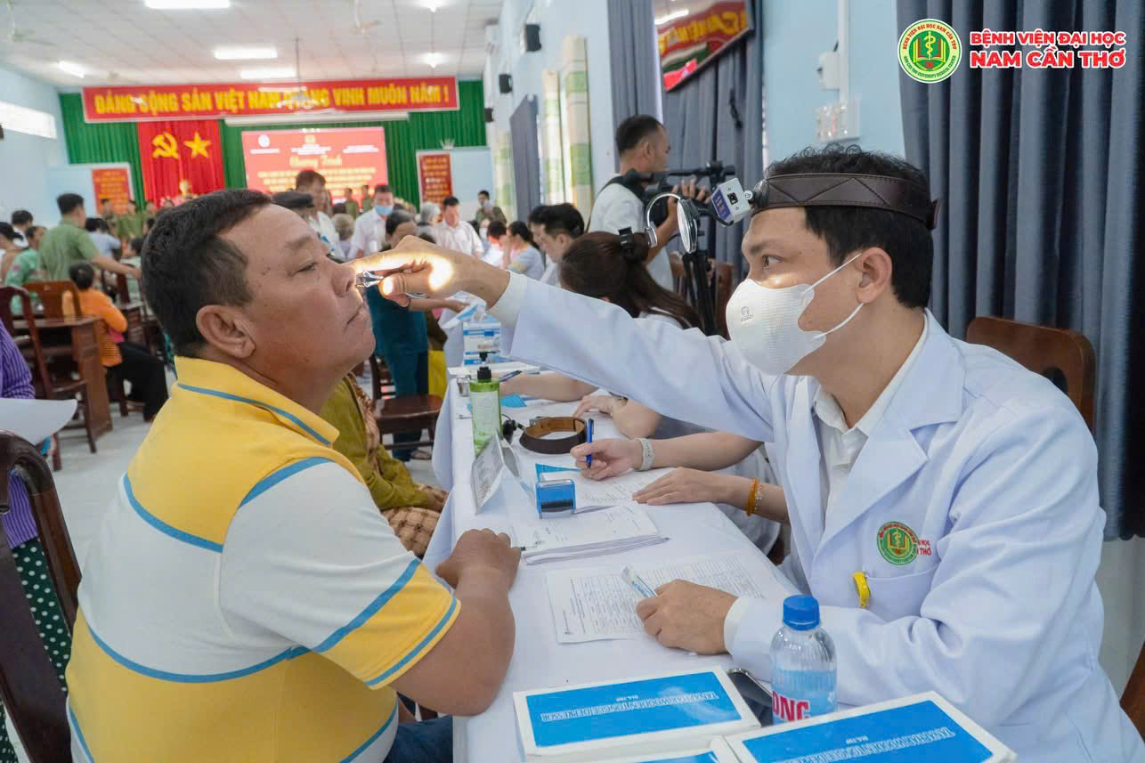 CỤC AN NINH CHÍNH TRỊ NỘI BỘ - BỘ CÔNG AN PHỐI HỢP CÔNG AN TP CẦN THƠ, BỆNH VIỆN ĐẠI HỌC NAM CẦN THƠ & BỆNH VIỆN ĐA KHOA XANH PÔN KHÁM BỆNH, CẤP PHÁT THUỐC MIỄN PHÍ CHO BÀ CON NGHÈO HUYỆN THỚI LAI