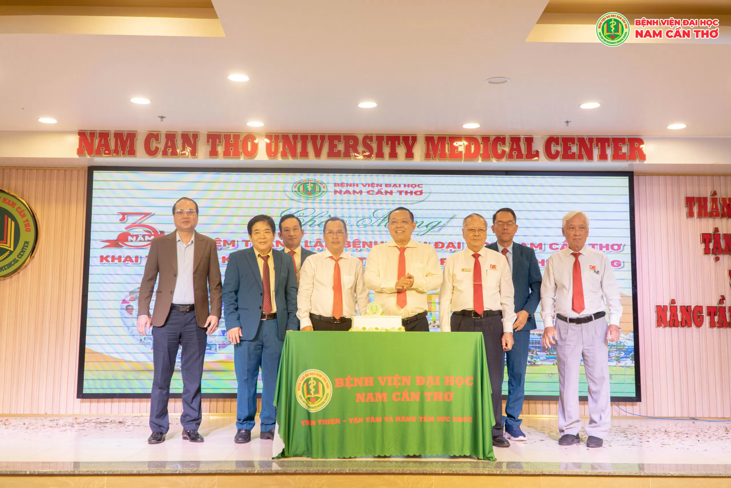 BỆNH VIỆN ĐẠI HỌC NAM CẦN THƠ TỔ CHỨC LỄ KỶ NIỆM 3 NĂM THÀNH LẬP, KHAI TRƯƠNG KHOA Y HỌC CỔ TRUYỀN VÀ PHỤC HỒI CHỨC NĂNG