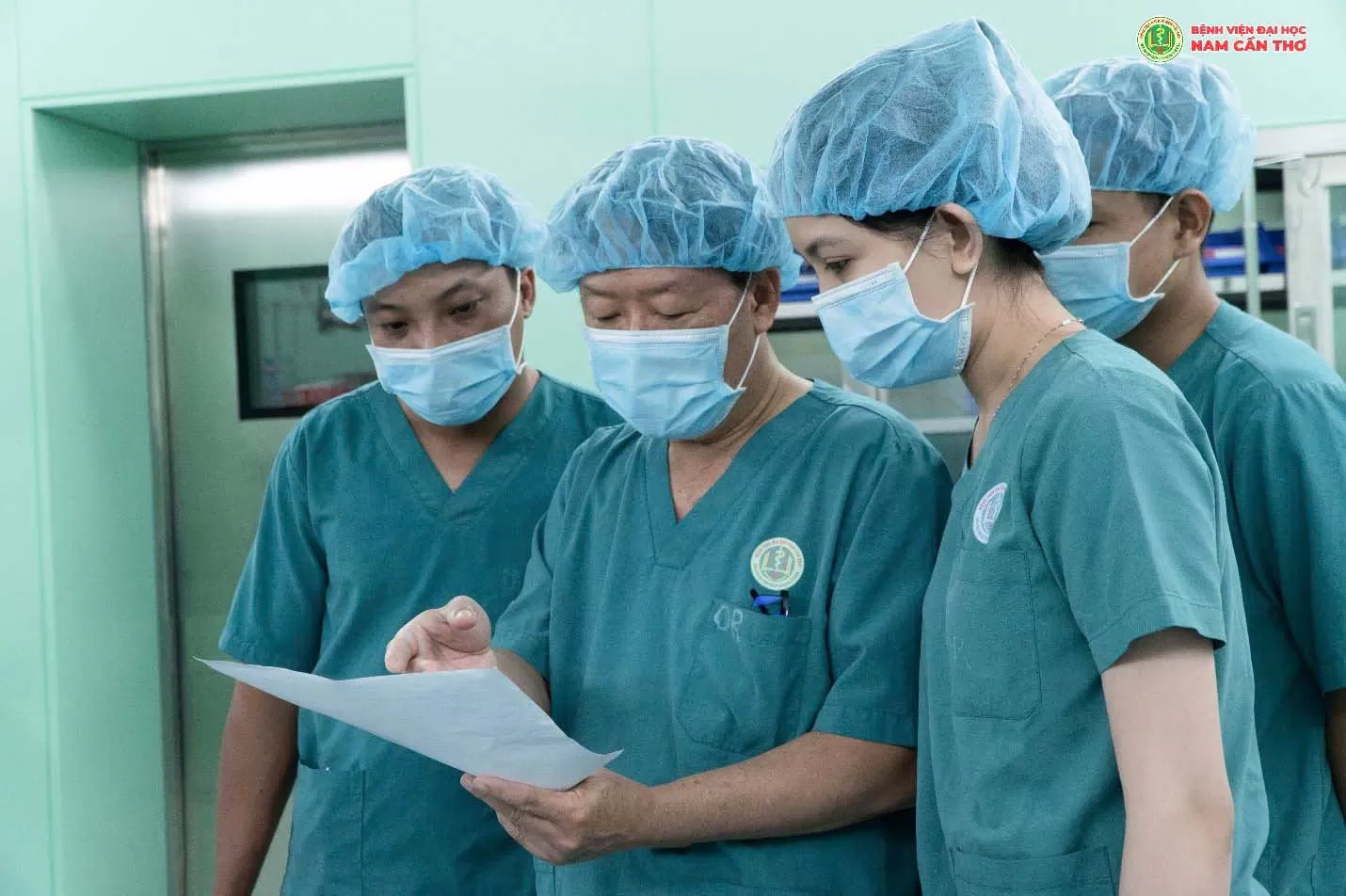 THÀNH CÔNG TRONG TÁN SỎI MẬT PHỨC TẠP Ở BỆNH NHÂN CAO TUỔI TẠI BỆNH VIỆN ĐẠI HỌC NAM CẦN THƠ .