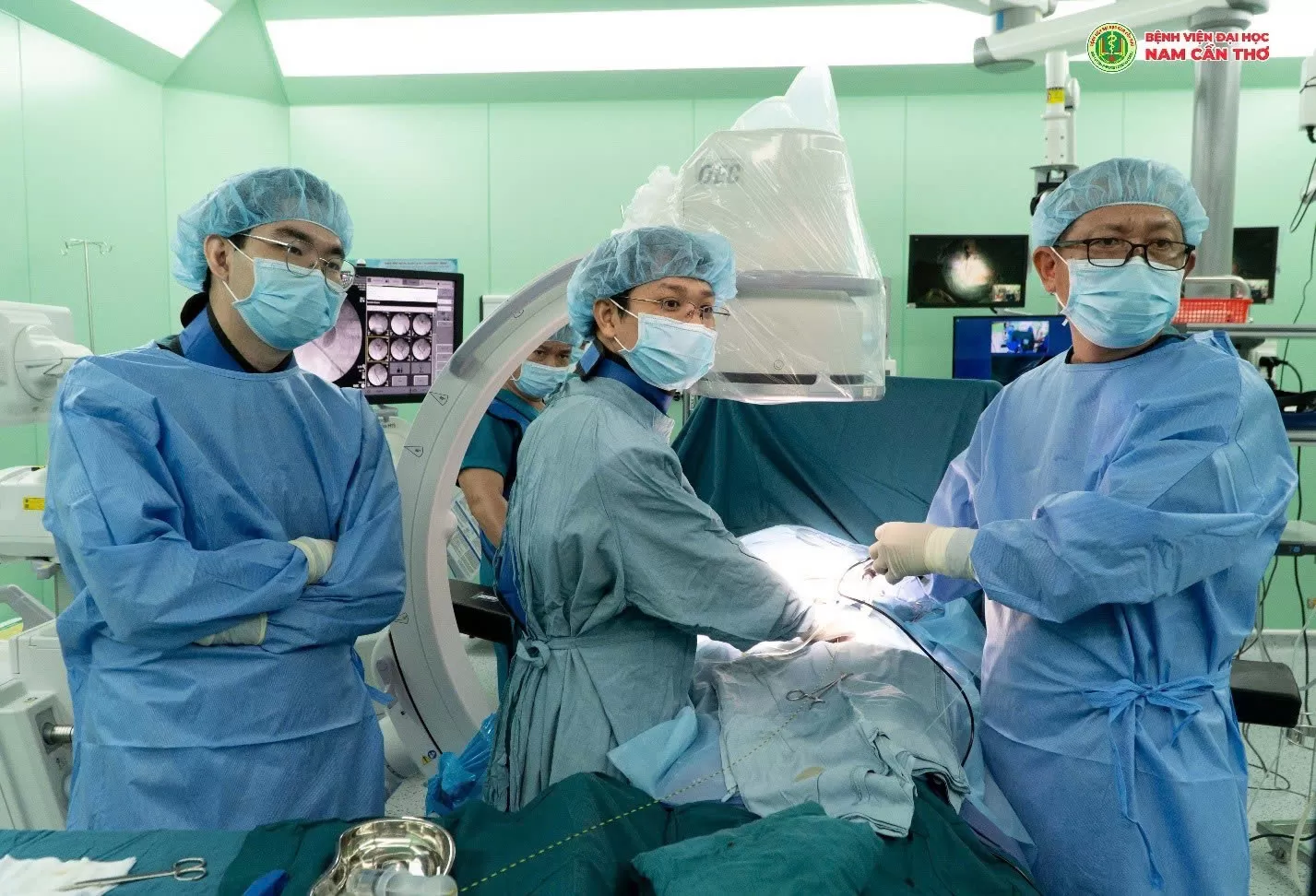 THÀNH CÔNG TRONG TÁN SỎI MẬT PHỨC TẠP Ở BỆNH NHÂN CAO TUỔI TẠI BỆNH VIỆN ĐẠI HỌC NAM CẦN THƠ .