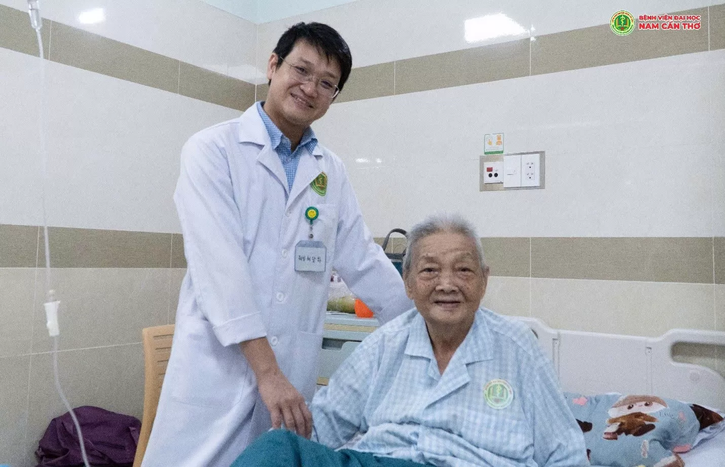 THÀNH CÔNG TRONG TÁN SỎI MẬT PHỨC TẠP Ở BỆNH NHÂN CAO TUỔI TẠI BỆNH VIỆN ĐẠI HỌC NAM CẦN THƠ .