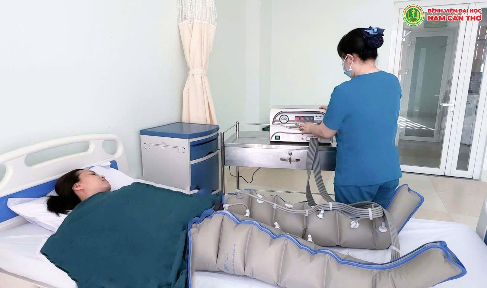 Hỗ trợ điều trị suy giãn tĩnh mạch bằng máy xoa bóp