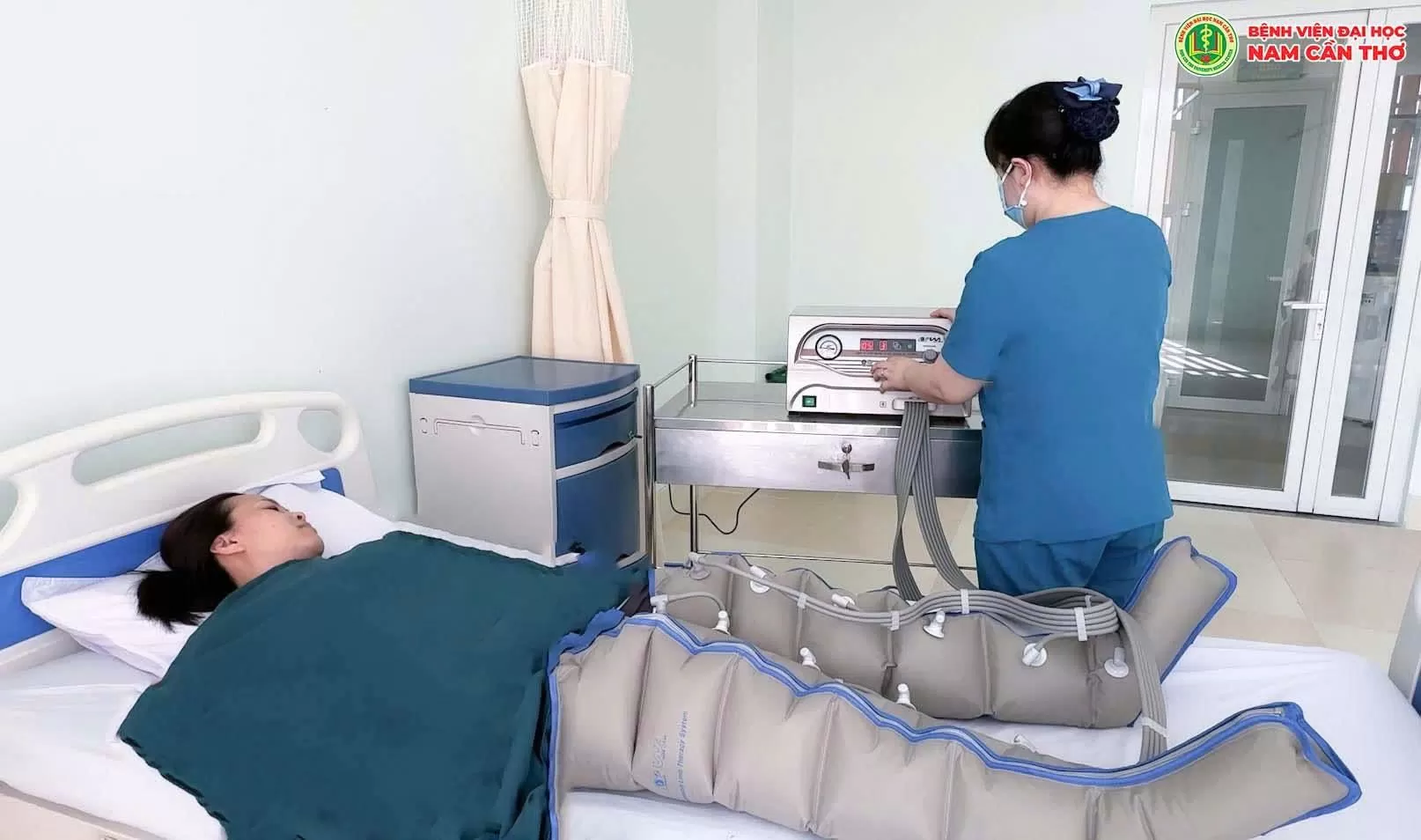 ĐÔI CHÂN CẢNH BÁO NHƯNG BẠN LẠI BỎ QUA, SUY GIÃN TĨNH MẠCH - CĂN BỆNH CỦA THỜI HIỆN ĐẠI 2 Hỗ trợ điều trị suy giãn tĩnh mạch bằng máy xoa bóp