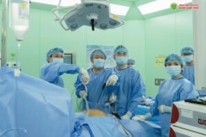 PHẪU THUẬT THÀNH CÔNG CA NỘI SOI MỞ ỐNG MẬT CHỦ LẤY SỎI PHỨC TẠP TẠI BỆNH VIỆN ĐẠI HỌC NAM CẦN THƠ 1 z7176786671130 36f3a420a21c2161c24c2b4cc7ca367b